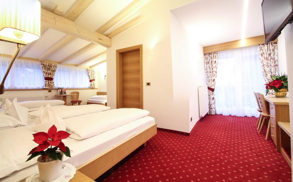 Garni Crepaz Bed & Breakfast Selva di Val Gardena Oda fotoğraf