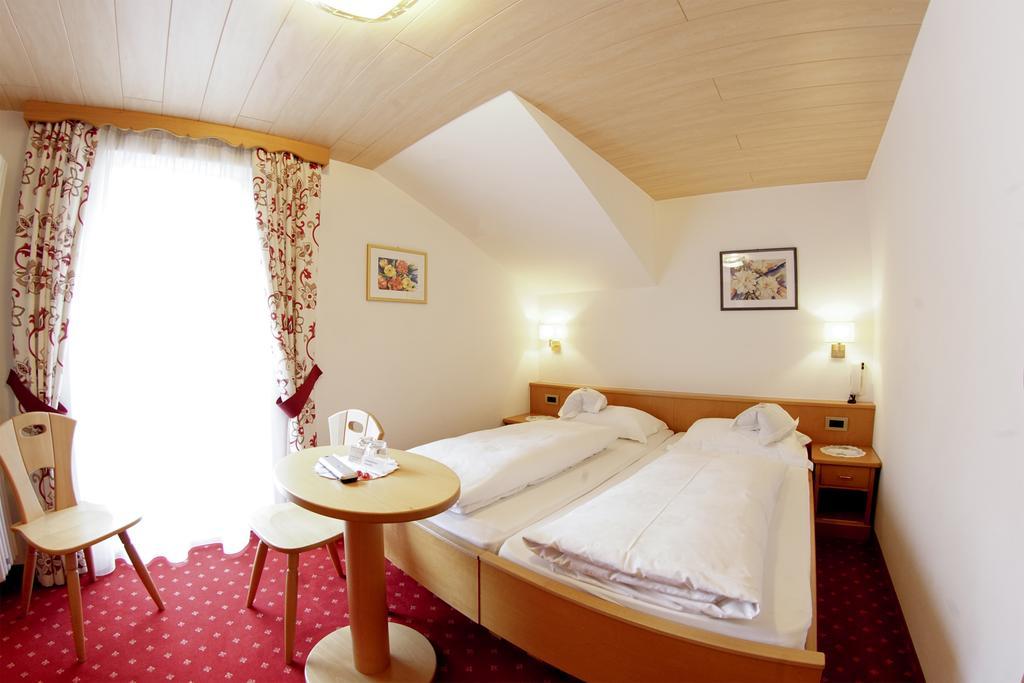 Garni Crepaz Bed & Breakfast Selva di Val Gardena Dış mekan fotoğraf